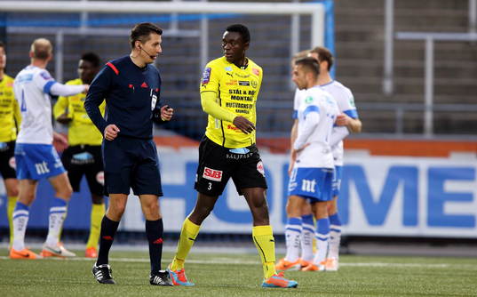 Mjällbys Gbenga Arokoyo utvisad av domare Bojan Pandzic