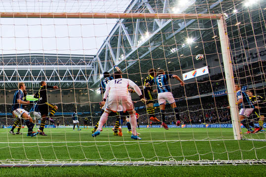 s Martin Lorentzson nickar in 1-0 för AIK bakom