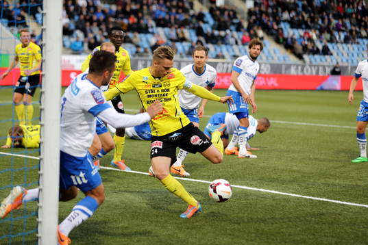 Målchans för Mjällbys Mattias Håkansson
