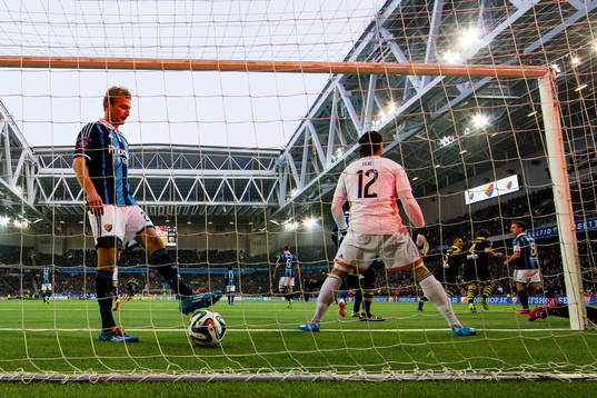 s Martin Lorentzson (ej i bild) nickar in 1-0 för AIK