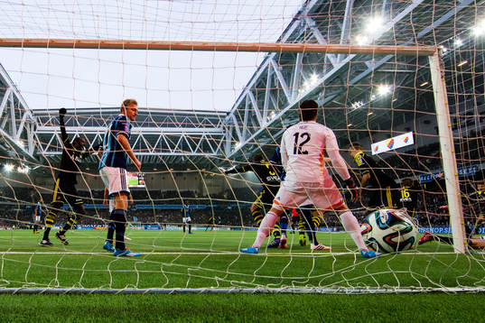 s Martin Lorentzson nickar in 1-0 för AIK bakom
