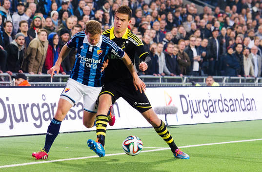 s Eero Markkanen i kamp om bollen