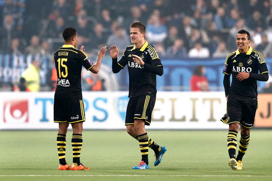 s Robin Quaison gratulerar Eero Markkanen som gjort 0-3