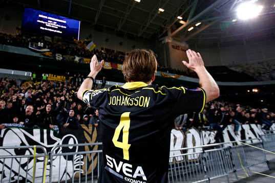 s Nils-Eric Johansson tackar publiken