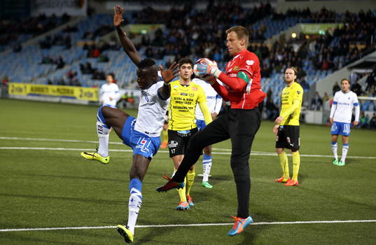 Missad målchans för Norrköpings Alhaji Kamara framför