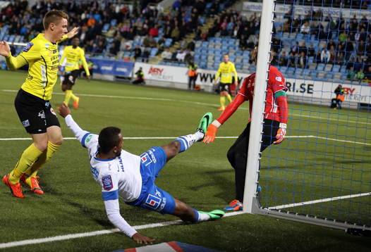 Norrköpings Isaac Kiese Thelin faller mellan Mjällbys