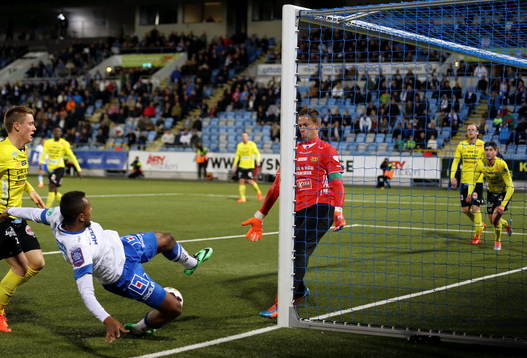 Norrköpings Isaac Kiese Thelin faller mellan Mjällbys