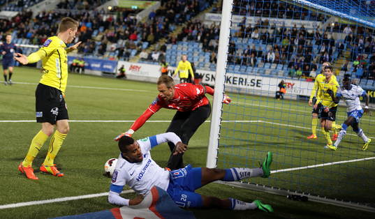 Norrköpings Isaac Kiese Thelin faller mellan Mjällbys