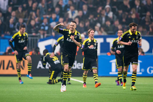 s Alexander Milosevic knyter näven