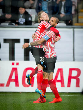 Malmö FFs Guillermo Molins gör 1-0 på Örebros målvakt