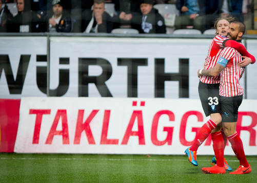 Malmö FFs Guillermo Molins gör 1-0 på Örebros målvakt