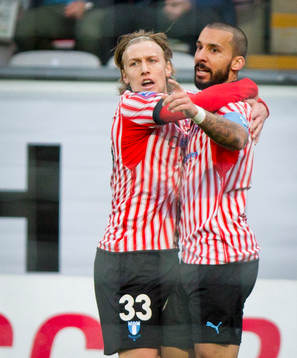 Malmö FFs Guillermo Molins gör 1-0 på Örebros målvakt
