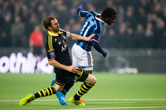 s Nils-Eric Johansson fäller Djurgårdens Amadou Jawo