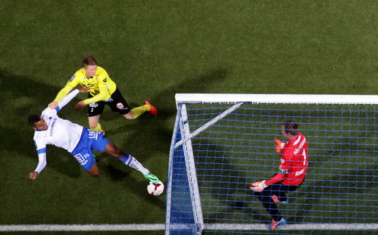 Norrköpings Isaac Kiese Thelin faller mellan <mm2 och