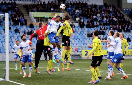 Mjällbys målvakt Mattias Asper räddar en hörna