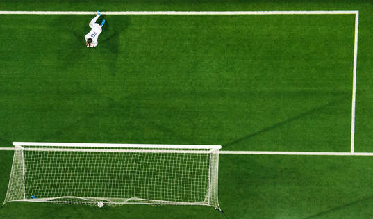 Djurgårdens målvakt Kenneth Høie släpper in ett mål