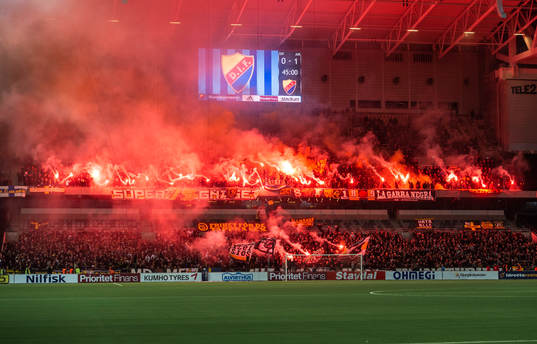 Det tänds flertalet bengaler i AIKs klack