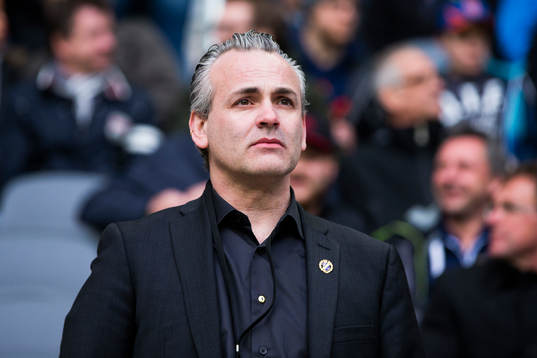 s ordförande Johan Segui innan fotbollsmatchen i