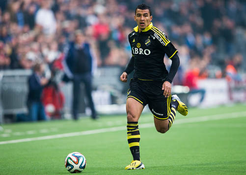 s Nabil Bahoui med bollen