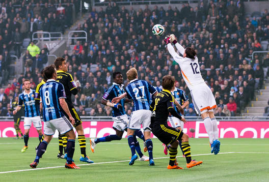 Djurgårdens målvakt Kenneth Høie boxar undan bollen