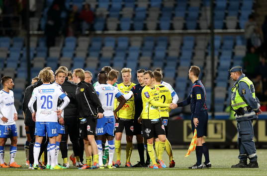 De båda lagen och domarna tackar varandra