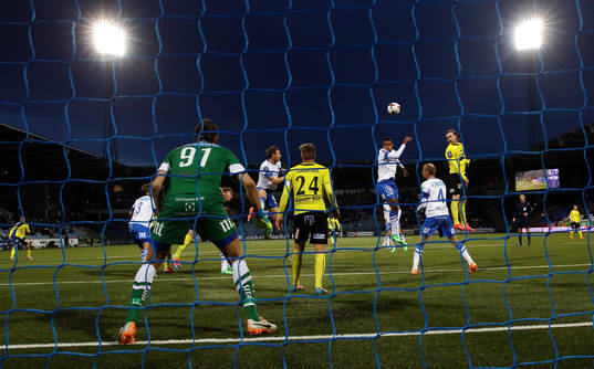 Norrköpings Isaac Kiese Thelin nickar nära målet