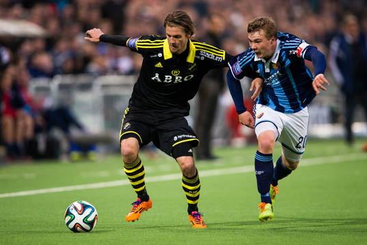 s Martin Lorentzson håller undan Djurgårdens Simon