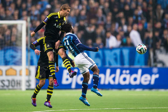s Per Karlsson i en nickduell med Djurgårdens Amadou Jawo
