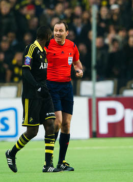 s Henok Goitom diskuterar med domare Jonas Eriksson