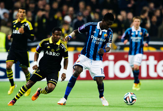 s Kennedy Igboananike jagar Djurgårdens Daniel Amartey