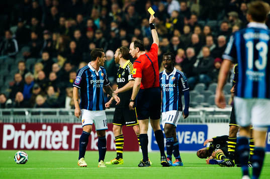 Domare Jonas Eriksson ger Djurgårdens Erton Fejzullahu ett