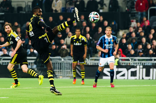 s Henok Goitom med en spark