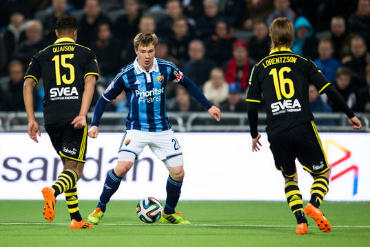 Djurgårdens Simon Tibbling med bollen