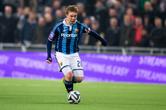 Djurgårdens Simon Tibbling med bollen