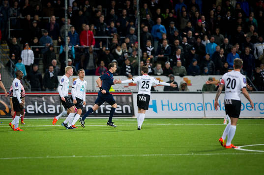 Örebros Erik Moberg och Nordin Gerzic är arga på domaren