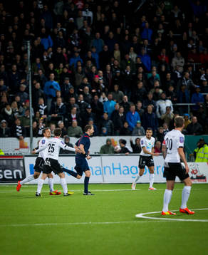 Örebros Erik Moberg och Nordin Gerzic är arga på domaren