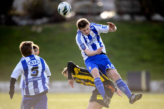 IFK Göteborgs Linus Dahl nickar bollen