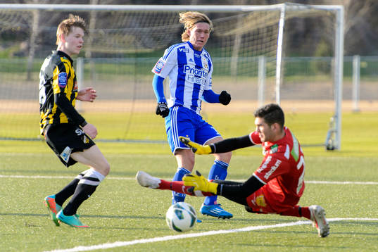 Häckens målvakt Emre Patat räddar ett skott från IFK