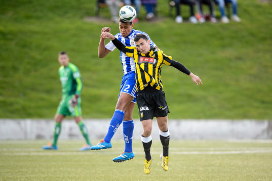 IFK Göteborgs Patrick Dyrestam i nickduell med Häckens