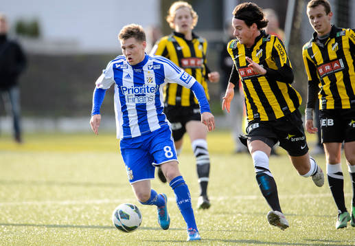 IFK Göteborgs Karl Bohm jagas av Häckens Fredrik Ekman