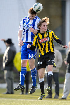 IFK Göteborgs Linus Dahl i nickduell med Häckens Adam