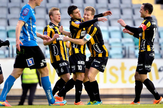 Häckens Moestafa El Kabir kramas om av Simon Gustafson