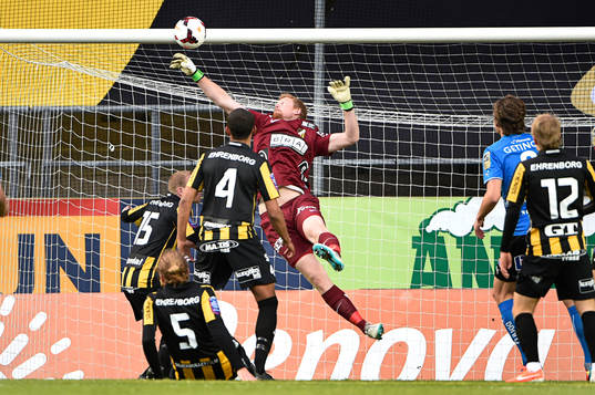 Häckens målvakt Christoffer Källqvist räddar