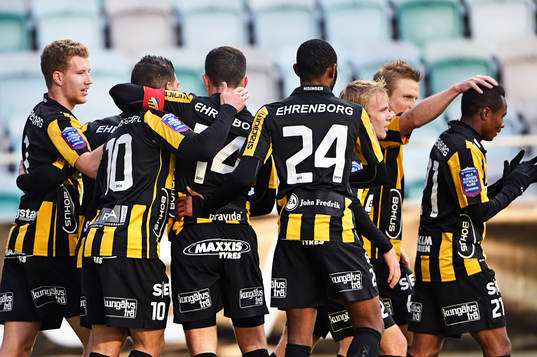 Häckens Simon Gustafson (tv) jublar med laget