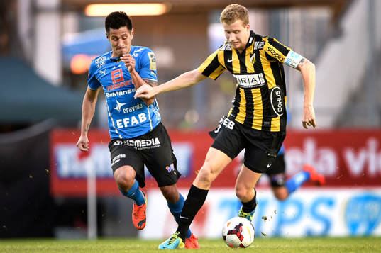Häckens Simon Gustafson jagas av Halmstads Antonio Rojas
