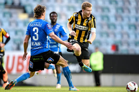 Häckens Simon Gustafson tar sig förbi Halmstads Fredrik