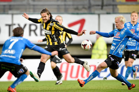 Häckens Ivo Pekalski och Halmstads Kristoffer Thydell (th)