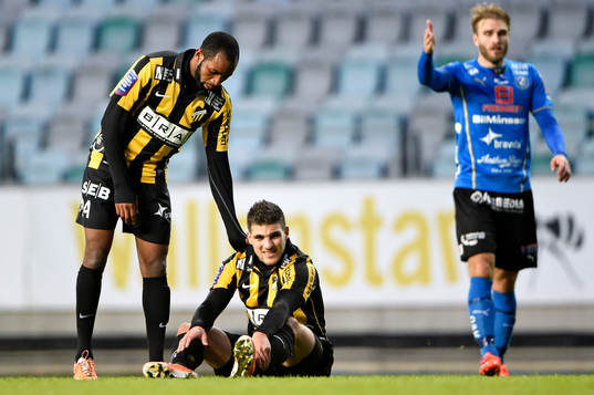 Häckens Moestafa El Kabir klappas om av Rene Makondele
