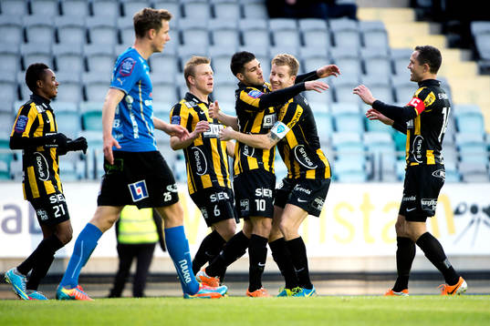 Häckens Moestafa El Kabir gör 1-0 och kramas om av Simon