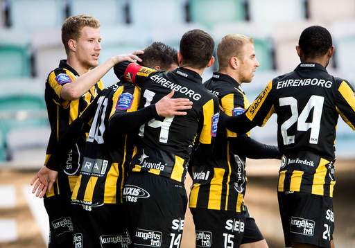 Häckens Simon Gustafson gör 2-0 och Häcken jublar